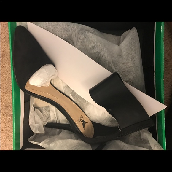 Black pointed heels with ankle strap - Picture 2 of 2